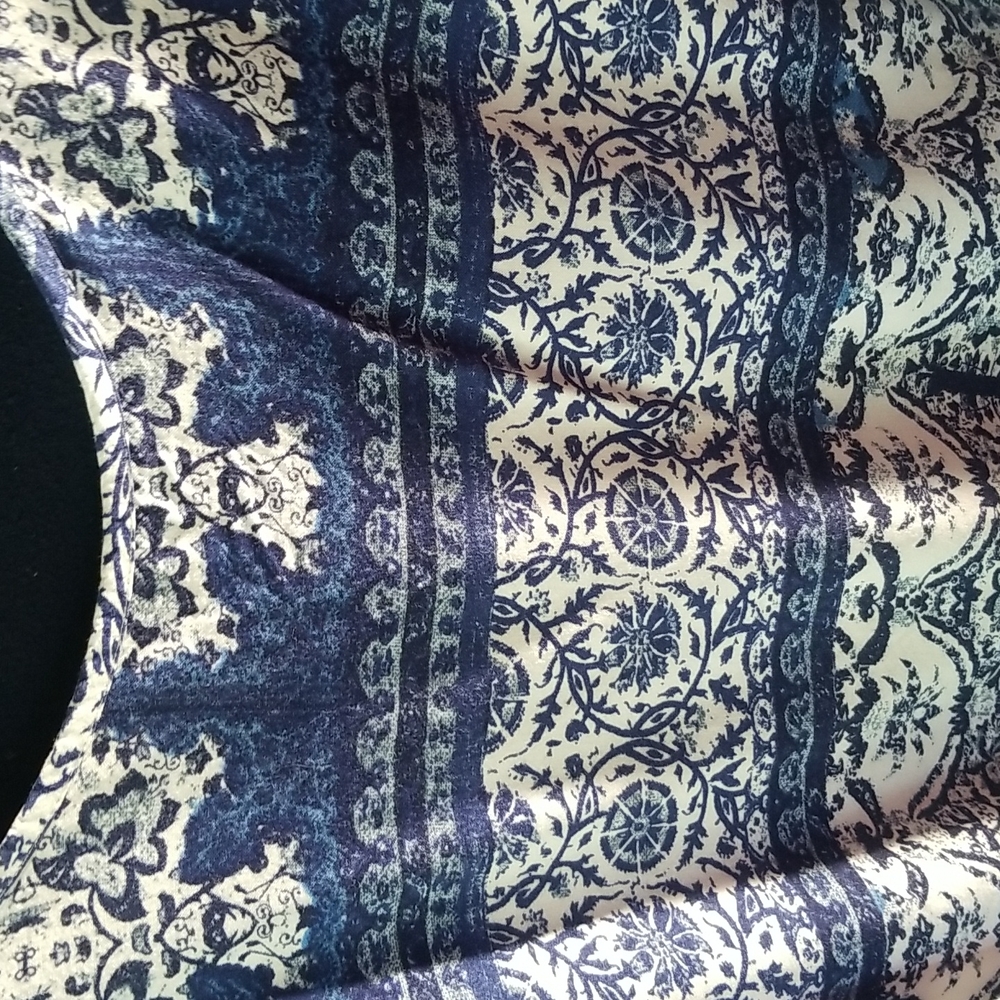 Fever navy and white print rayon shell, like new, size XL - Picture 2 of 4